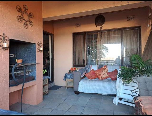 8 BEDROOM HOUSE FOR SALE IN MARGATE BEACH